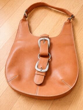 Tan Leather Shoulder Bag w/ Statement Buckle – Boho Minimalist